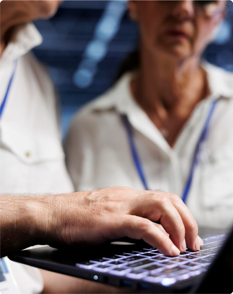 Manos escribiendo en laptop