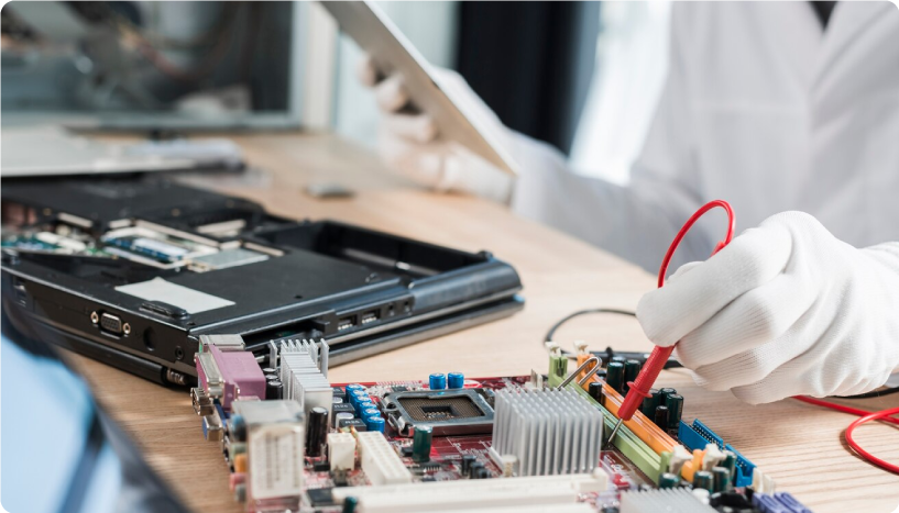 Persona trabajando en hardware de computadora